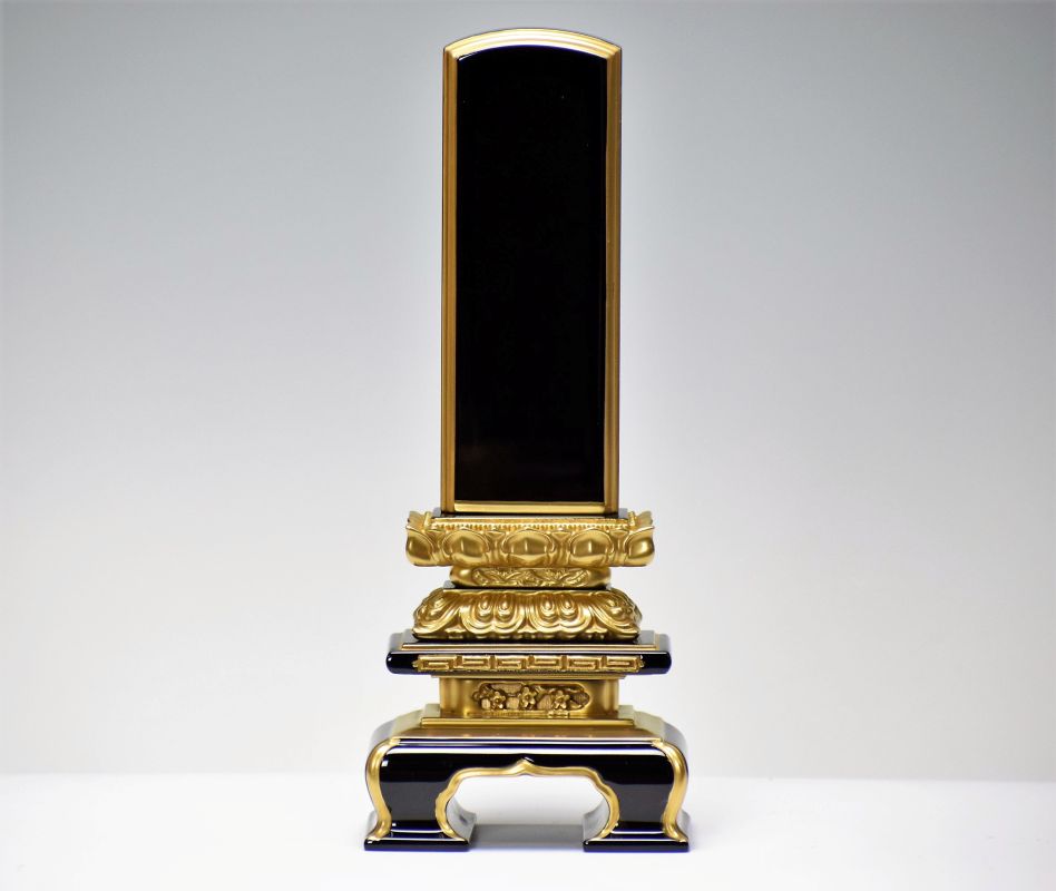 黒い面の金色の仏壇飾り